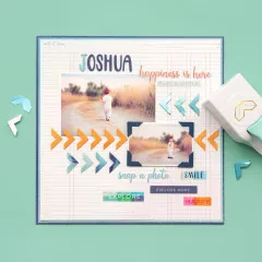 Scrapbook Layout mit Foto von Kind, umrahmt von gestanzten Fotoecken in Gold und Farben