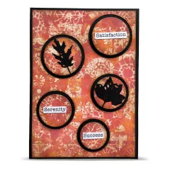 Kreative Scrapbooking-Karte in Rot- und Orangetönen mit runden Ausschnitten und schwarzen Blättern