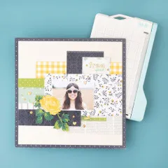Scrapbooking-Layout mit Foto, bunte Papierstücke und Dekoration, mit Mini Paper Cutter präzise zugeschnitten
