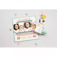 Scrapbooking Layout mit Fotos von vier Kindern, verziert mit Fotoecken und Papiermustern