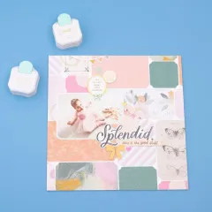 Scrapbooking-Layout mit mehreren Eckenstanzern und aufwendig gestalteter Fotokarte mit abgerundeten Ecken