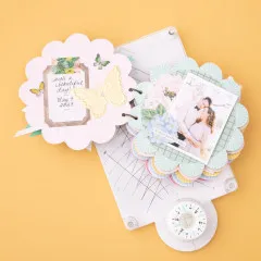 Scrapbooking-Layout mit runden Stempel-Designs, Photos und Butterflies, mehrfarbige Blüten und Blätter