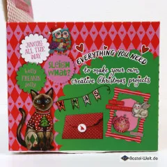 Seitenansicht der Box mit rotem Rautenmuster, Katzen-Illustrationen und Texten wie Jingle all the way