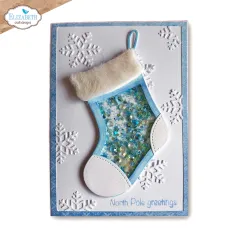 Weihnachtskarte in Blau und Weiß mit Shaker-Strumpf, Fellstulpe und geprägten Schneeflocken