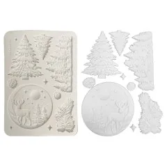 Stamperia Silikonform 'Winter Landscape' mit weißem Gipsabguss: Tannenbäume, Hirsch im Mondkreis und Tannenzapfen.