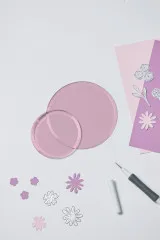 Sizzix Circular Cutting Pads Lilac mit Stanzschablonen und ausgestanzten Papierblumen