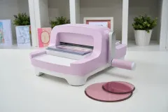 Sizzix Circular Cutting Pads Lilac vor einer lila Stanzmaschine auf Basteltisch