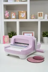 Sizzix Circular Cutting Pads Lilac im Set mit Stanzmaschine in Nahaufnahme