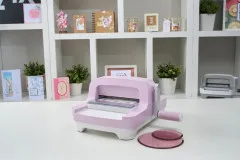 Sizzix Circular Cutting Pads Lilac mit Stanzmaschine in hellem Bastelzimmer