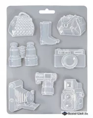 Stamperia Soft Mould A4 transparent mit eingegossenen Reisemotiven: Handtasche, Stiefel, Kamera, Fernglas und Vintage-Fotoapparat