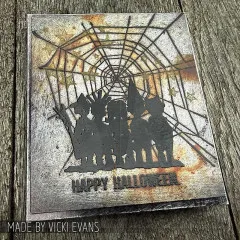 Spinnennetz-Hintergrund gestaltet mit Tim Holtz Stencil auf rustikalem Papier
