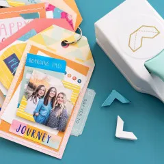 Hand benutzt türkisen Stanzer auf rosa Cardstock, goldene Ecke in Stanzplatte sichtbar