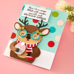 Fertige Weihnachtskarte mit Hirsch-Figur, Brille, Cupcake und bunten Konfetti-Punkten