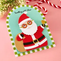 Fertige Weihnachtskarte mit der Weihnachtsmann-Figur, Bonbonstreifen-Rahmen und roter Kordel
