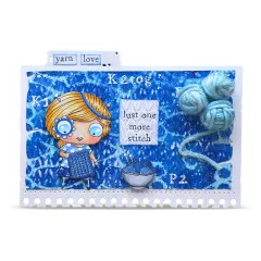 Blaue Bastelkarte mit strickendem Mädchen, Garnknäueln und Text Yarn love