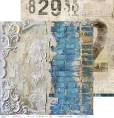 Ornamentaler Stuckfries neben verwitterter blauer Backsteinmauer