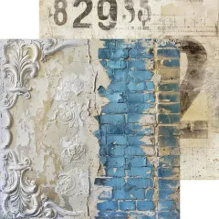 Ornamentaler Stuckfries neben verwitterter blauer Backsteinmauer
