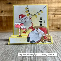 Gelbe Stufenkarte mit zwei Weihnachtsmännern, Briefkasten und Lichterkette auf Holzuntergrund