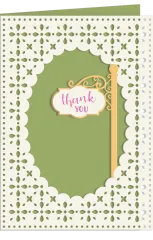 Fertige Karte mit durchbrochenem Spalier-Rahmen in Creme auf Olivgrün und goldenem "Thank You"-Wegweiser-Schild.