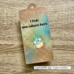 Kraft-Tag mit Fisch, Schuppenmuster in Blau und Spruch I fish you where here