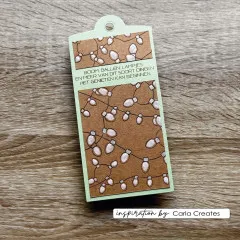 Mintgrünes Tag mit Kraftpapier, gestempelten Lichterketten in Weiß und niederländischem Textstempel