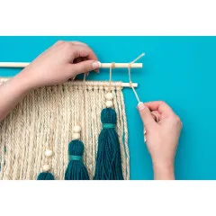 Wandbehang mit beige Macramé und dunkelgrünen sowie beige Quasten in verschiedenen Größen