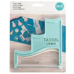 We R Memory Keepers Tassel Loom Quasten-Webstuhl in Türkis mit Verpackung auf Holzhintergrund