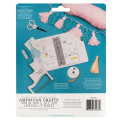 Rückseite der Tassel Loom Verpackung mit Anleitung, Quasten in verschiedenen Farben und Größen, Schere und Garn