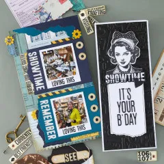 Ringbuch mit Reisefoto-Seiten neben einer Geburtstagskarte "Showtime - It's Your B'Day" auf geprägtem Zahlenhintergrund