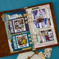Aufgeschlagenes Leder-Ringbuch mit Sofortbild-artigen Reisefotos ("Showtime"/"Remember") und einer Fotocollage einer Karussellfahrt