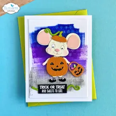 Trick-or-Treat-Karte mit Maus im Kürbiskostüm und Süßigkeitenkorb auf lila Hintergrund