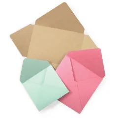 Vier gestanzte Mini-Umschläge in Naturpapier, hellem Creme, Mint und Pink übereinander angeordnet