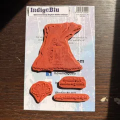 Ungemountetes Gummistempel-Set mit Feenhaus-, Blütenstempel und zwei Textstempeln auf Werbekarte.
