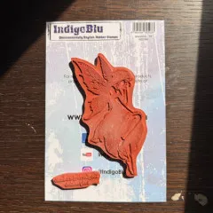 Ungemountetes Gummistempel-Set mit Fee im Kleid und Textstempel auf Werbekarte.