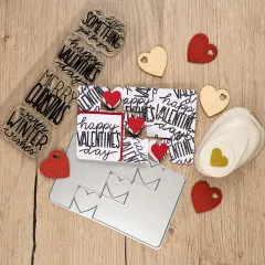 Valentinstag Triple Step Card mit Herz-Motiven und rotem Papier auf Holzhintergrund.