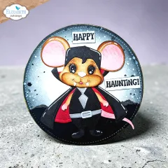 Runde Karte mit Maus im Vampirkostüm mit schwarzem Umhang und Schriftzug Happy Haunting