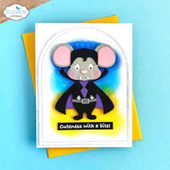 Weiße Karte mit grauer Maus im Vampirkostüm und gelbem Umschlag auf türkisem Untergrund