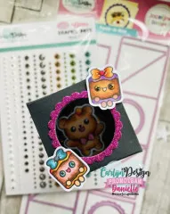 Gebastelte Geschenkbox verziert mit CarlijnDesign Glitter Enamel Dots Eyes 1 und niedlichen Figuren.