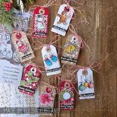 Viele Geschenkanhänger mit Schneemann, Fäustlingen, Glocken, Kranz und Weihnachtsstern