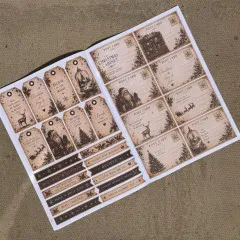 Aufgeschlagene Doppelseite mit „The Christmas Cabinet"-Postkarten und Anhänger-Etiketten.