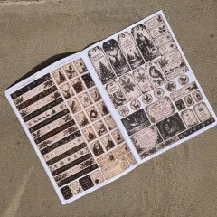 Aufgeschlagene Doppelseite mit Washi-Streifen, Briefmarken-Bögen und weihnachtlichen Anhänger-Etiketten.