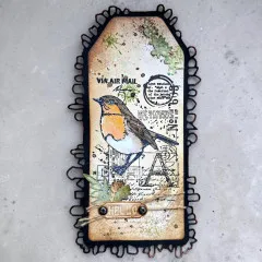 Detaillierter Geschenkanhänger im Vintage-Look mit Vogel und HELLO-Schriftzug