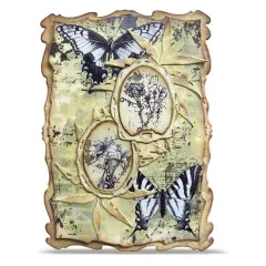 Gealterter Wellenrahmen mit Schmetterlingen, Blätterrelief und zwei ovalen Blumenfenstern