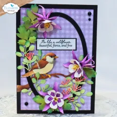 Violette Karte mit Gänseblümchen-Karo-Hintergrund, Akelei und Spatz auf Ast, Spruch „Be like a wildflower, beautiful, fierce, and free“.