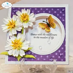 Violette gepunktete Karte mit weißen Gänseblümchen und gelbem Schmetterling im runden Fenster, Spruch „Dance with the wildflowers in the meadow of life“.