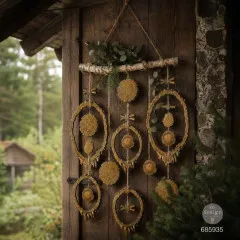 Der Baumscheiben-Wandbehang aus Evergreen & Embers-Gussteilen an einer rustikalen Holztür, umgeben von winterlicher Gartenkulisse