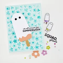Türkise Karte mit Blumenmuster, koloriertem Eis-am-Stiel-Geist und Grußtext 'we all scream for SUMMERWEEN'.