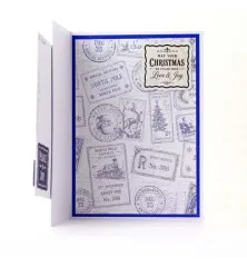 Offene handgefertigte Weihnachtskarte mit blau-weißem Briefmarken-Hintergrundpapier im Innenteil