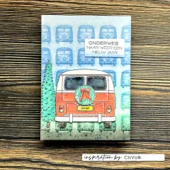 Weihnachtskarte mit rotem Bus, Tannenbaum und blau geprägtem Bulli-Hintergrund
