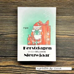 Weihnachtskarte mit rot koloriertem Weihnachtsmann zwischen Geschenken und Text auf grünem Hintergrund